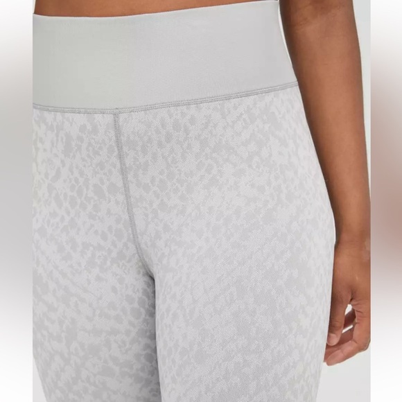 Aerie OFFLINE Seamless High Waisted Snake Leggings Grey - Picture 14 of 14